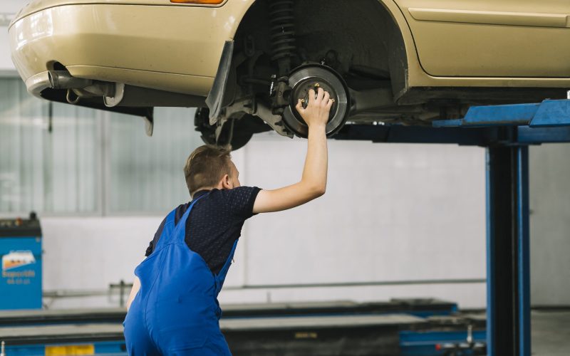 auto-mechanic-holding-hob-car