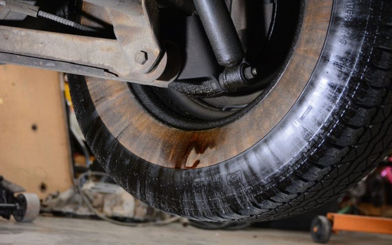 symptoms of a leaky wheel seal